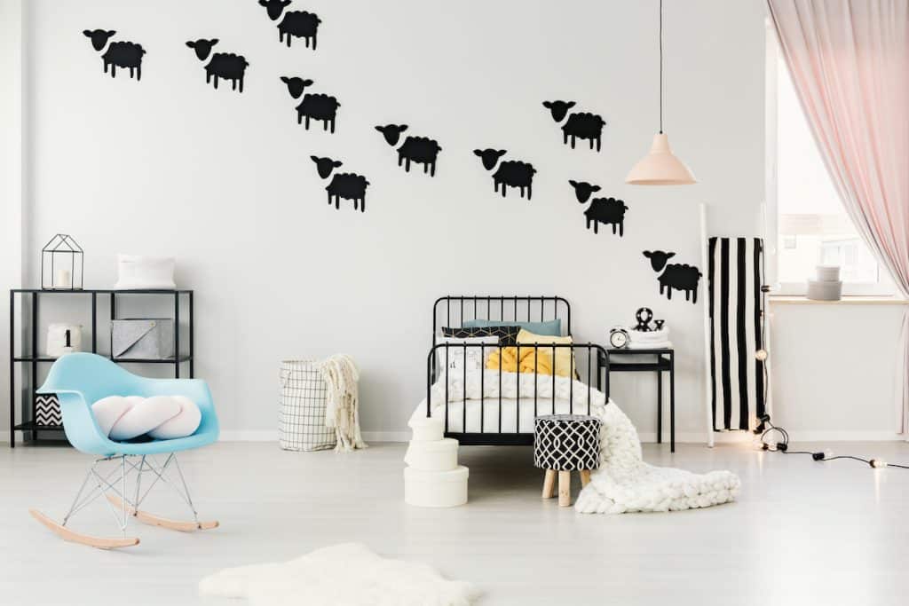 Une chambre d'enfant décorée de stockers de moutons noirs