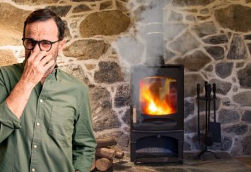 Dites stop à la fumée qui sort du poêle à bois avec ces solutions d’experts